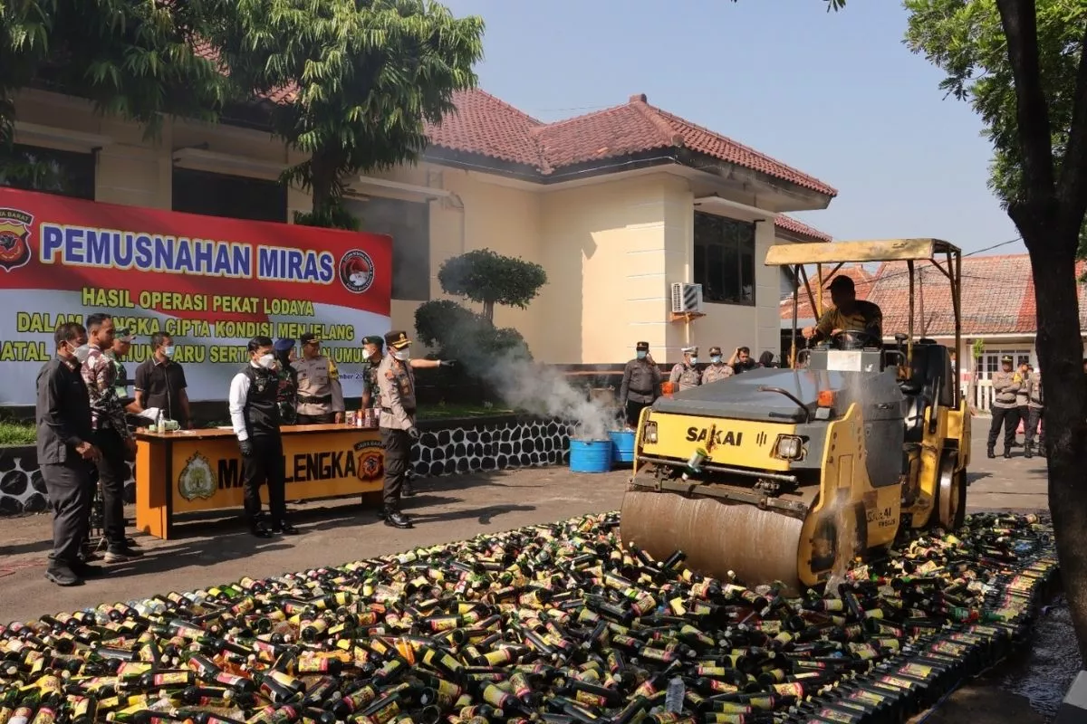 Polres Majalengka Memusnahkan 3.194 Botol Miras Hasil Operasi Serentak