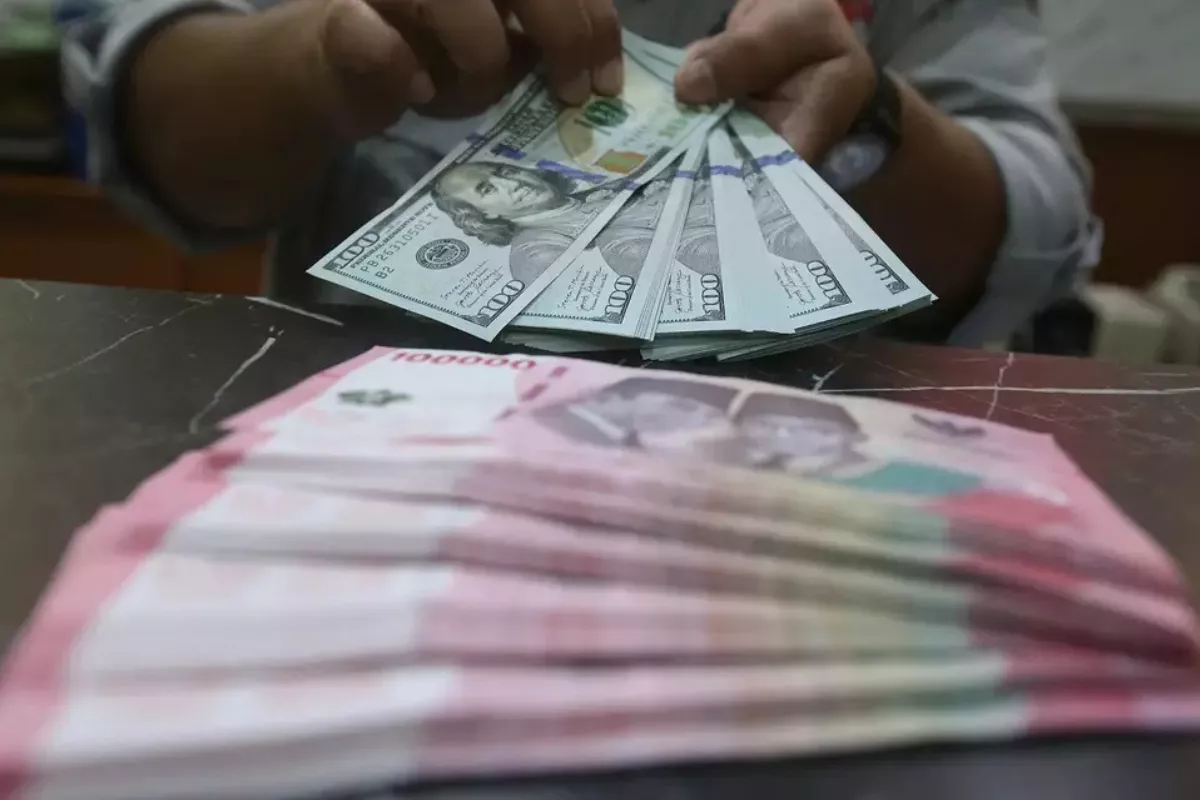 Rupiah Nyaris Tembus Rp17.700 per Dolar AS dan Jadi Terlemah Sejarah