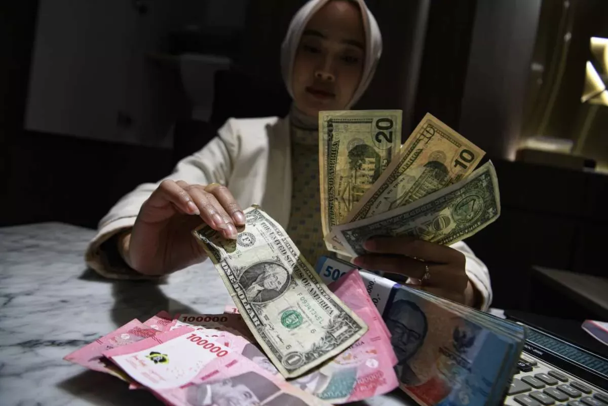 Rupiah Terkoreksi ke Rp 17.646 per Dolar AS, Cadangan Devisa Menguat