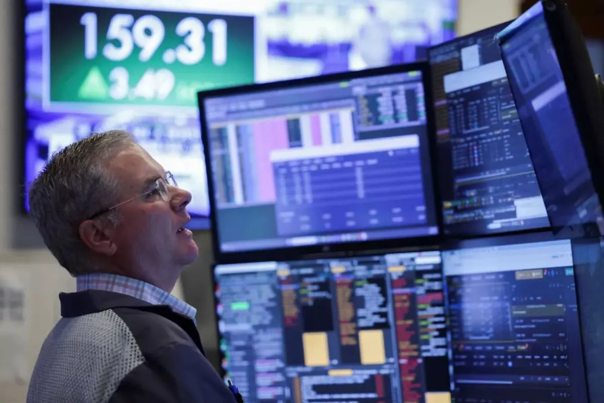 Wall Street Beragam: S&P 500 dan Nasdaq Terseret Inflasi serta Konflik