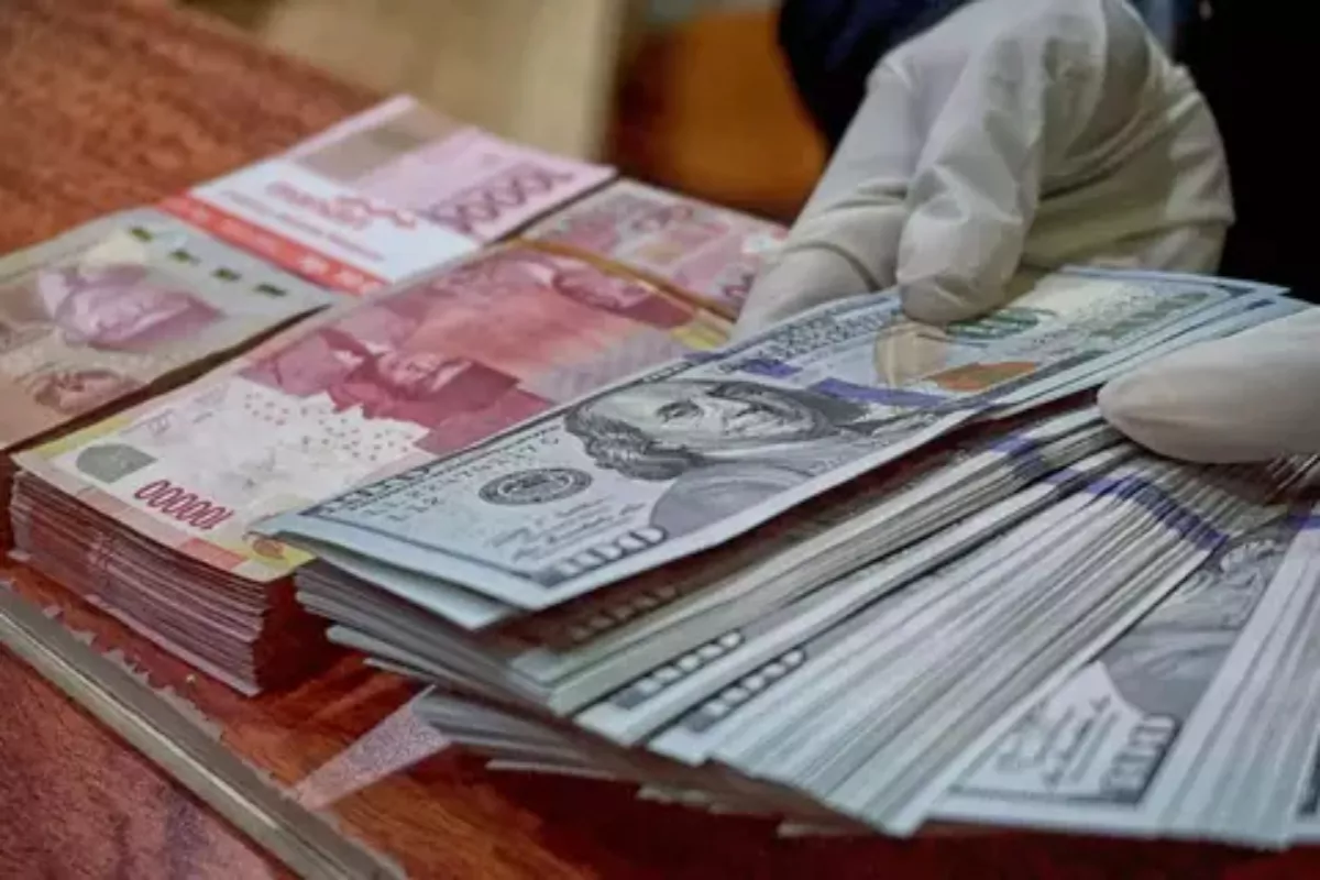 Pergerakan Kurs Rupiah Melemah Tipis Menginjak Level Rp 17.512 Per Dolar