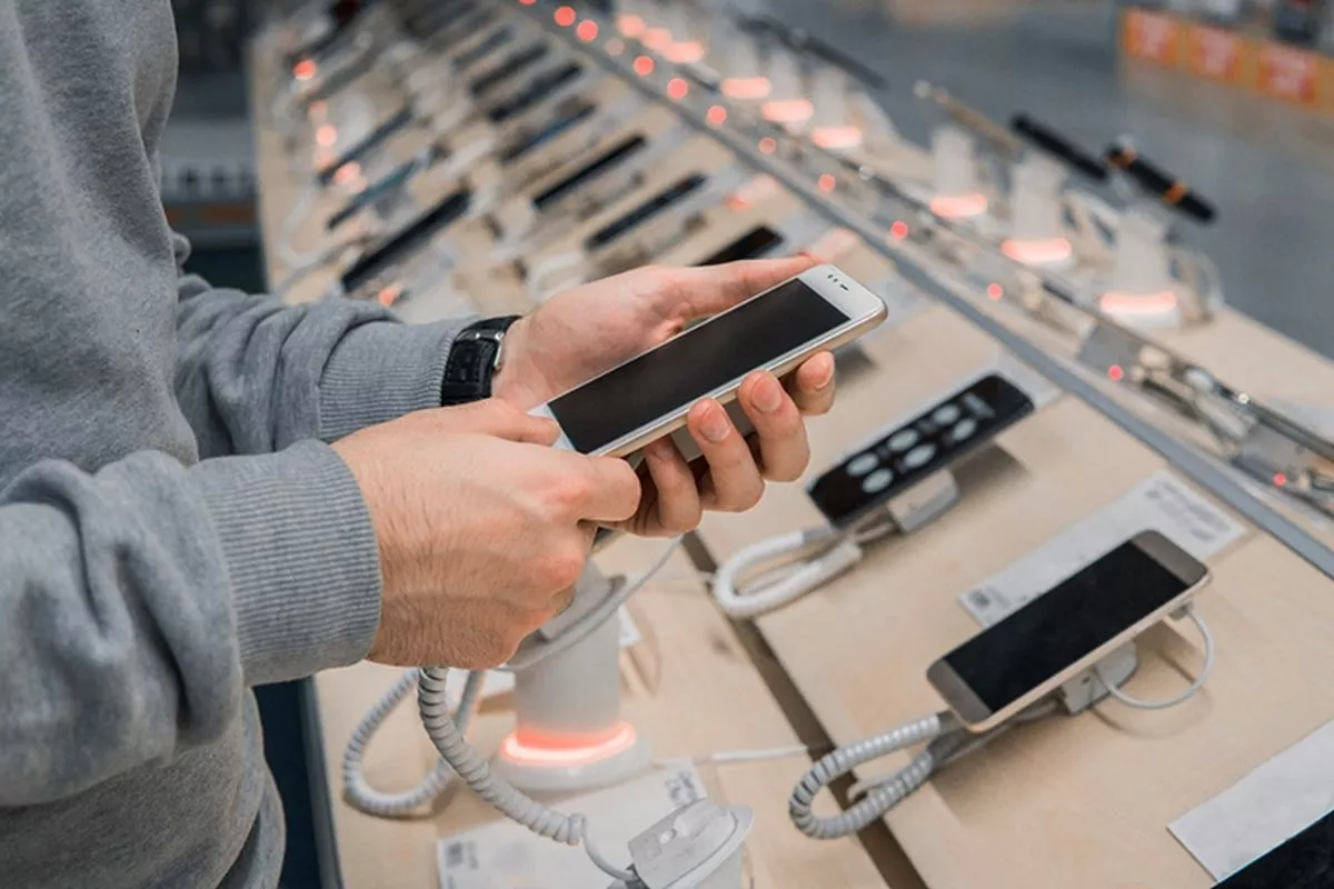 Langkah Mudah Mengetahui Usia HP Android dan iPhone Sebelum Beli Baru
