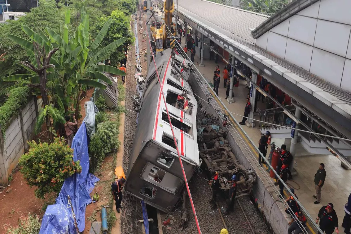 Pemulihan Jalur Stasiun Bekasi Timur Usai Tabrakan Kereta