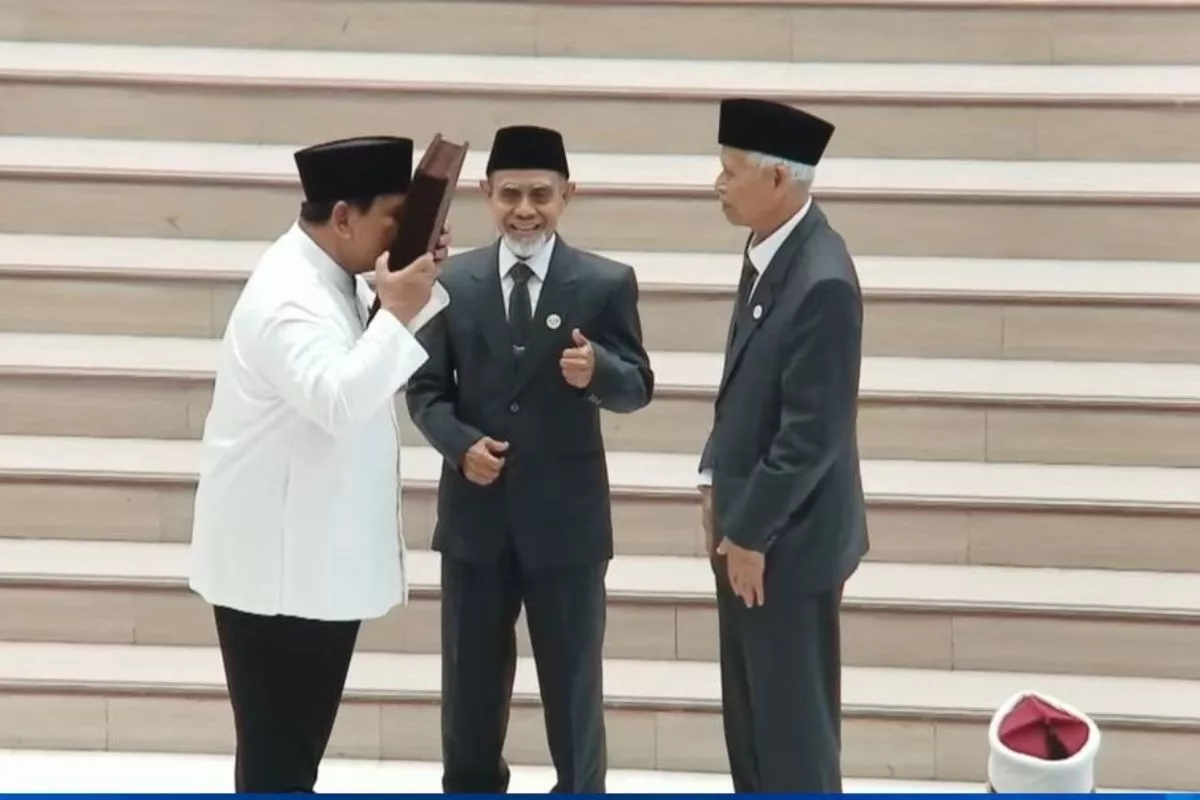 Prabowo Cium Al Quran Karya Santri di 100 Tahun Gontor