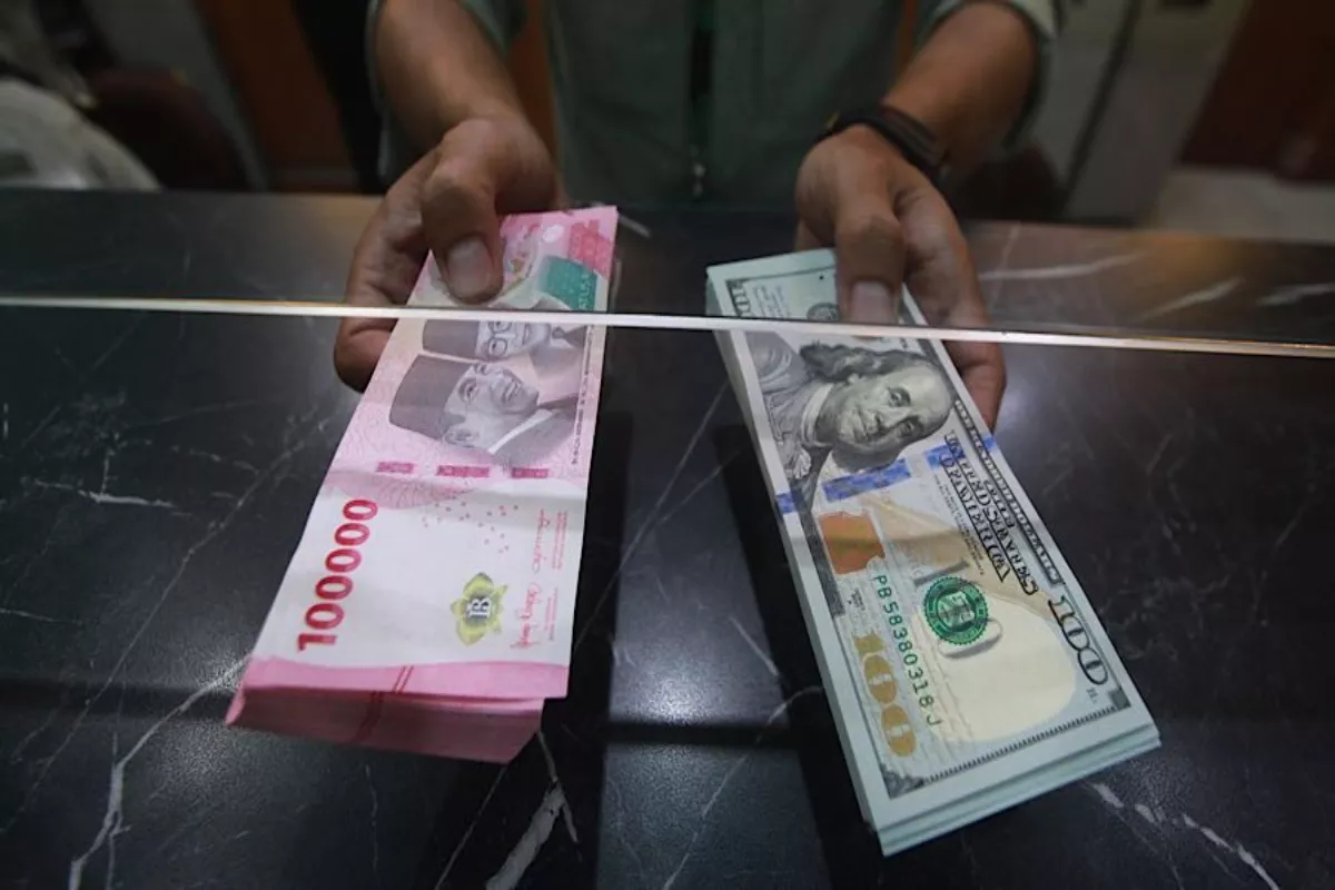 Fluktuasi Kurs Rupiah Sempat Dekati Batas Rp18.000 per Dolar AS