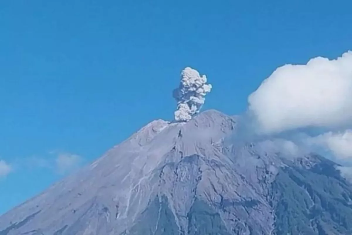 Gunung Semeru Erupsi Setinggi 800 Meter, Warga Diminta Waspada