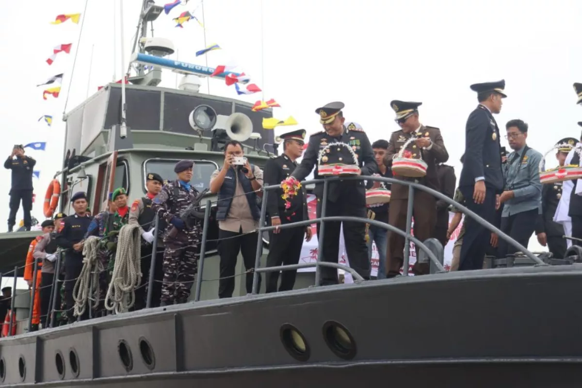 Bendera Merah Putih Berkibar Di Tengah Formasi 51 Kapal Tanjabbar Ini.