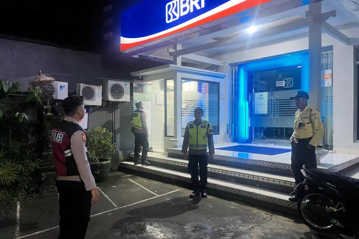 Polsek Penebel Gelar Patroli Blue Light Cegah Kriminalitas Malam