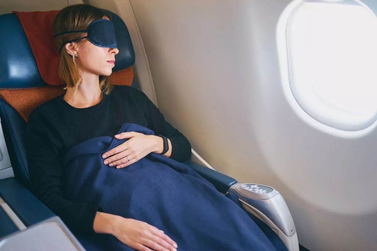 Simak Tips Tidur Nyenyak di Pesawat ala Pramugari Berpengalaman Ini