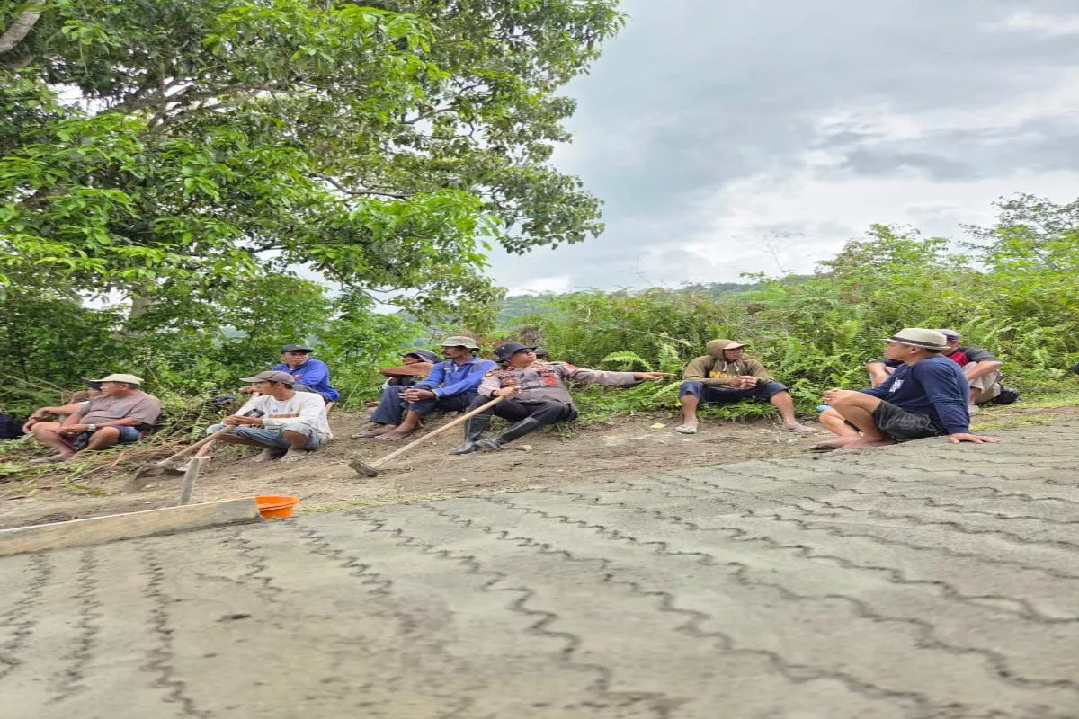Aksi Nyata Kapolsek Bontocani Perbaiki Akses Jalan yang Rusak