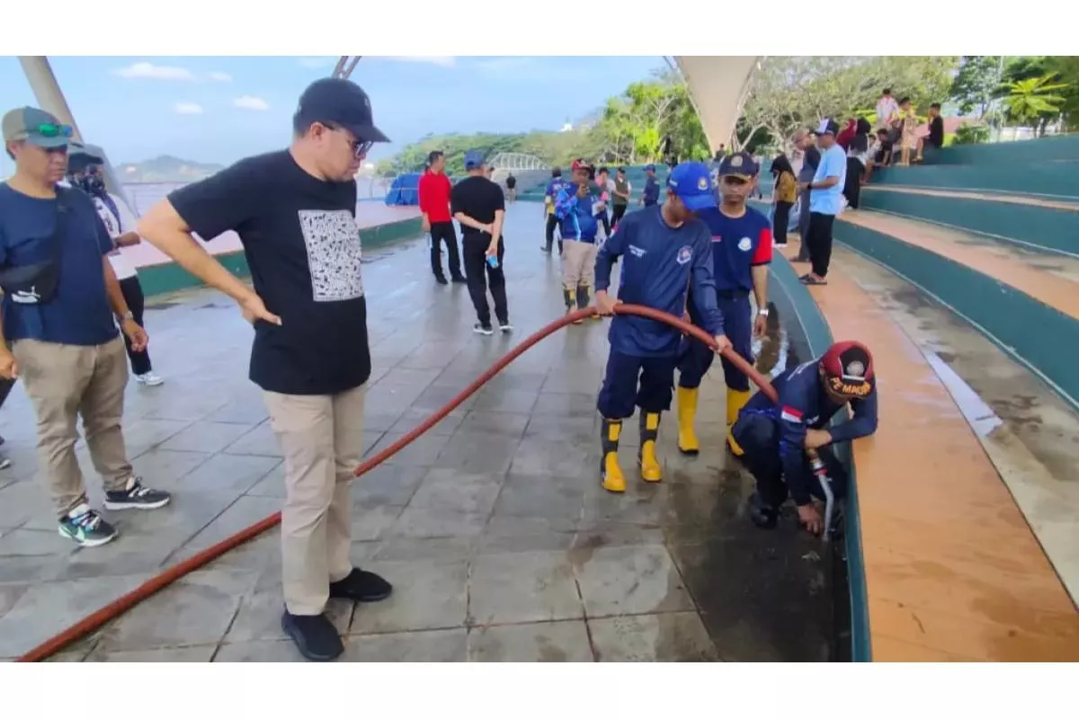 Sampah Plastik Sumbat Saluran Air Amfiteater Samarinda Saat Hujan