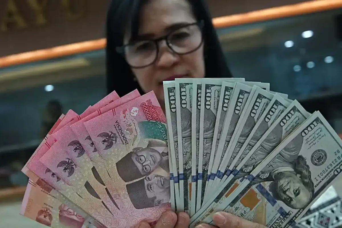 Kurs Rupiah Akhir Pekan Menguat Tipis ke Level Rp18.036 per Dolar AS