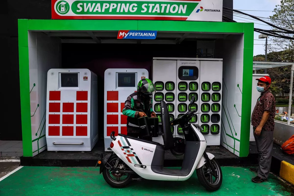 Inovasi Tukar Baterai Smooth Motor Listrik Tekan Beban Subsidi BBM