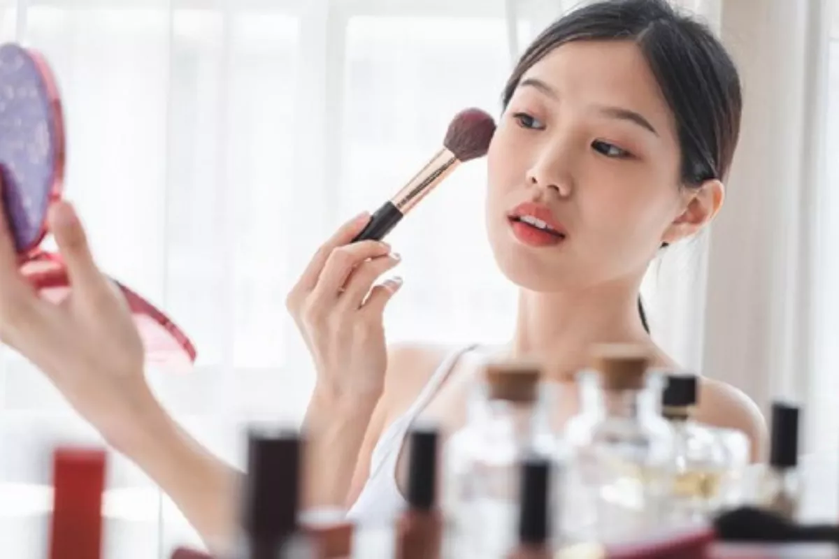 Penyebab Utama Hasil Makeup di Kamera HP Terlihat Beda dari Cermin