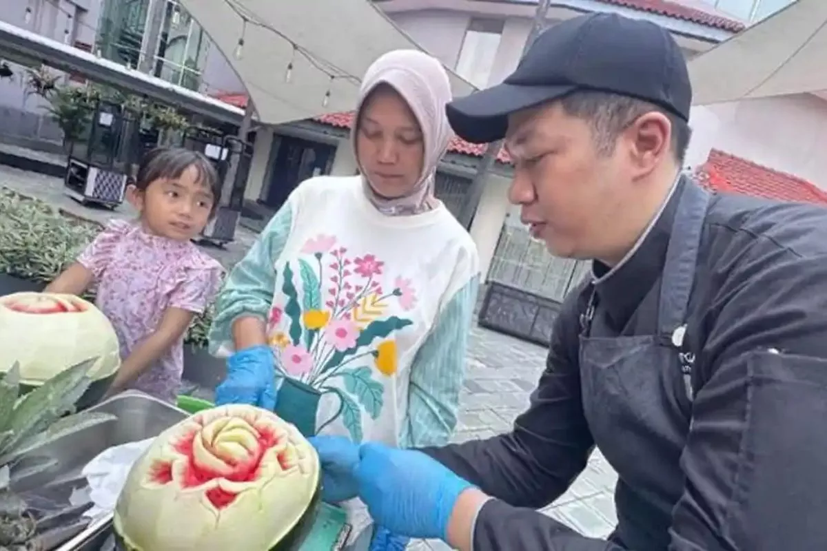 Asah Kreativitas Keluarga Lewat Seni Ukir Buah di Sheraton Surabaya