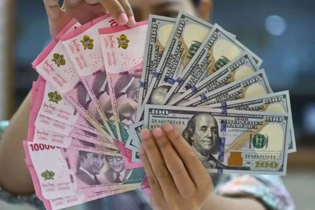 Rupiah Ditutup Jeblok Tembus Rp18.009 per Dolar AS pada Senin 27 Juli