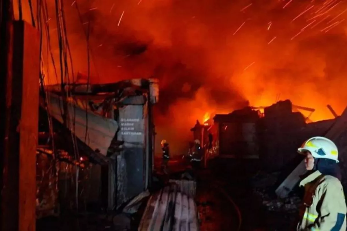 Pabrik Bingkai di Jaktim Hangus Terbakar, Pemadaman Sempat Terkendala