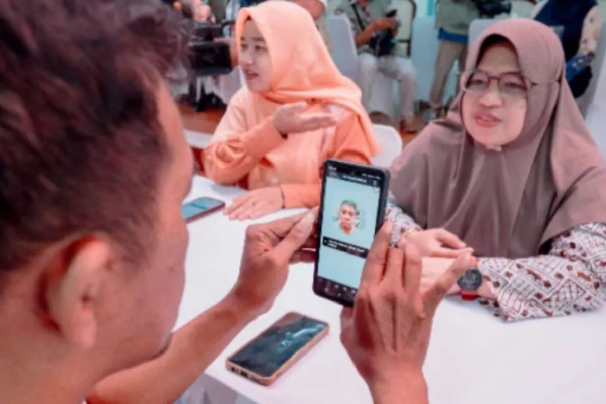 Bansos Disalurkan Lewat Rekening, Luhut Sebut Target pada Ibu-Ibu