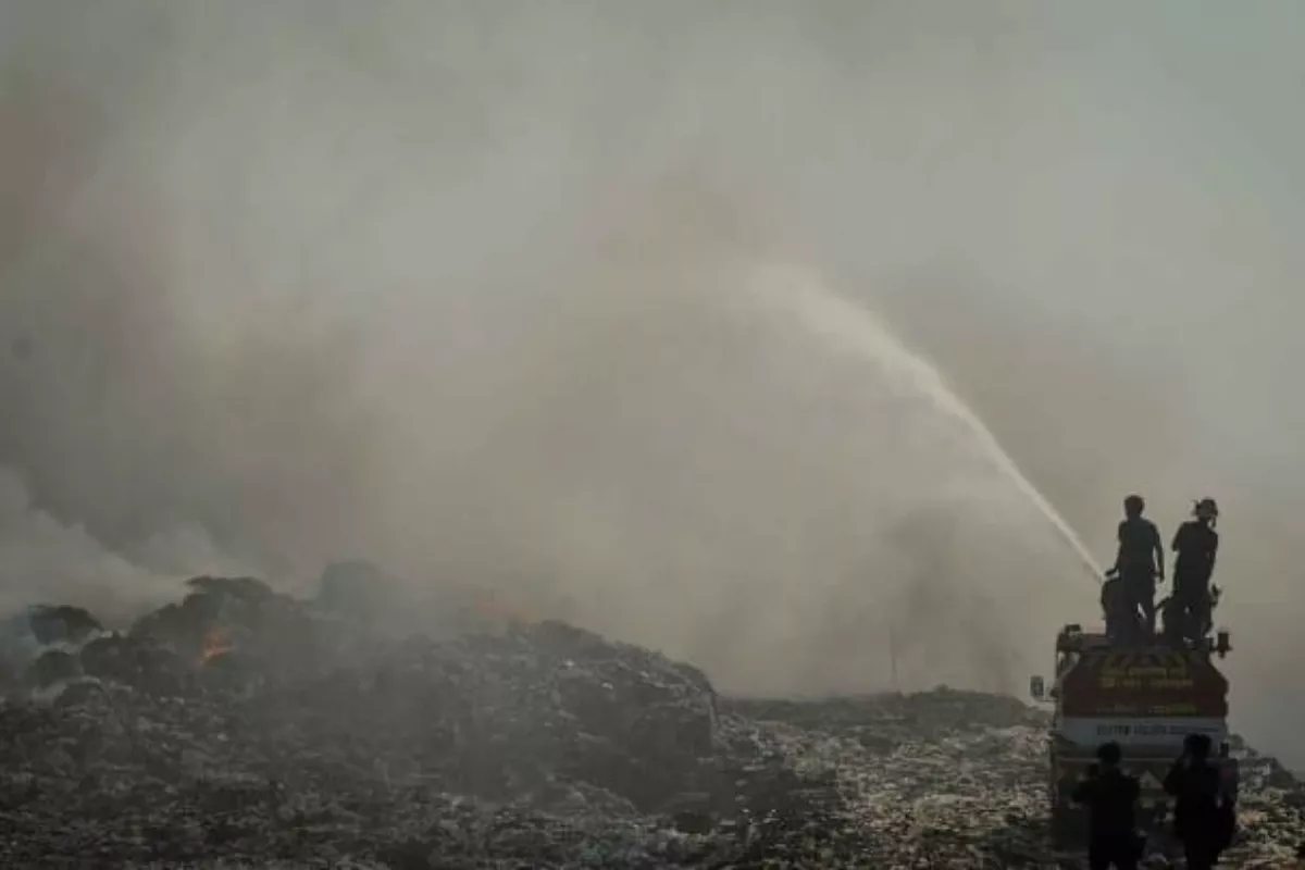 TPA Jatiwaringin Masih Terbakar, Pemadaman Berlanjut Hari Ketiga