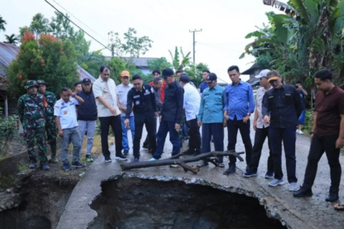 Bupati OKU Selatan Prioritaskan Perbaikan Jalan Desa Pajar Bulan