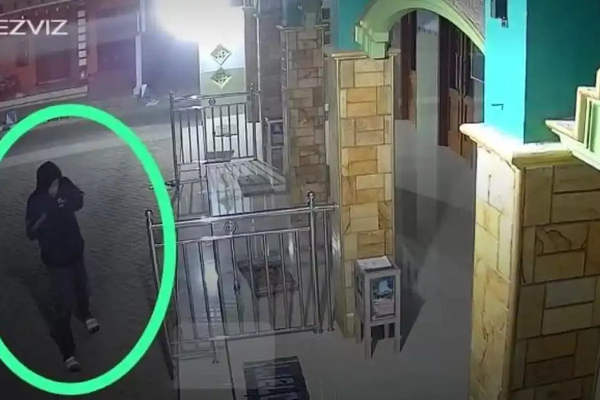 Maling Ber-Hoodie Hitam Gasak Kotak Amal Masjid Ath-Thohiriyah Ponorogo
