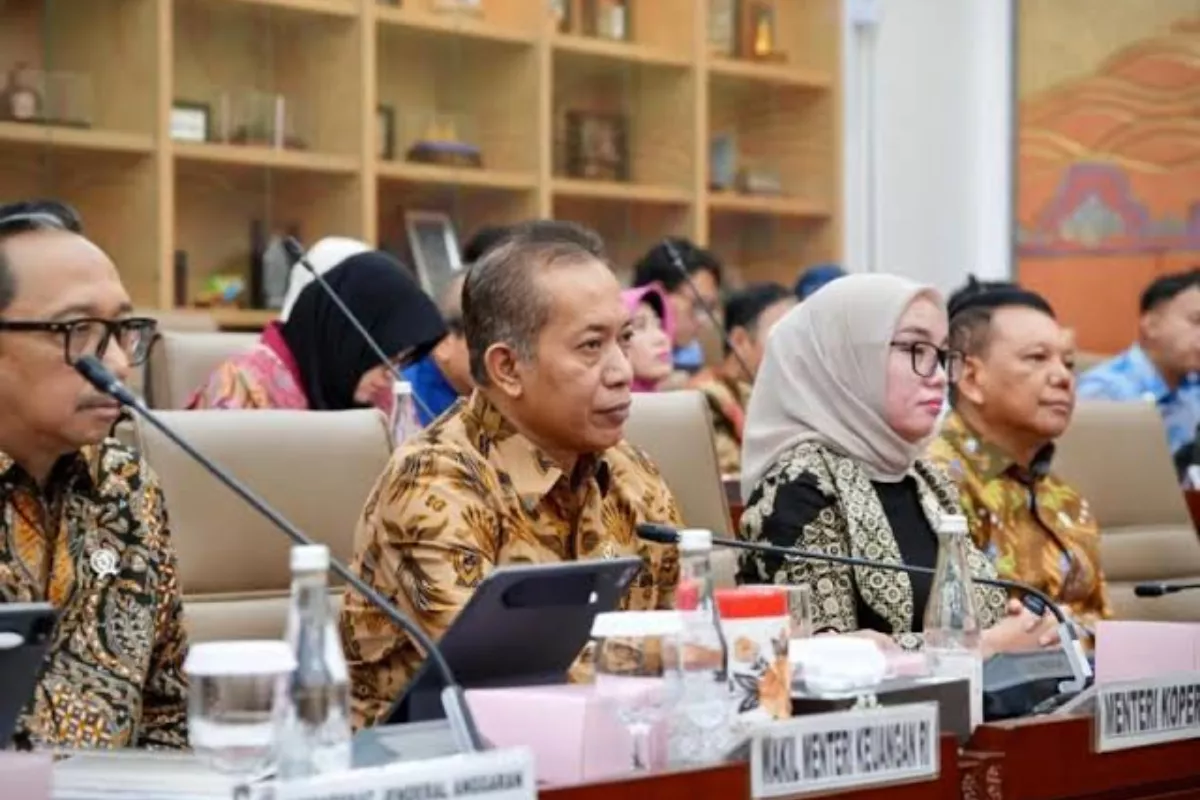 Menkop Dorong Koperasi Energi Terbarukan Mandirikan Desa