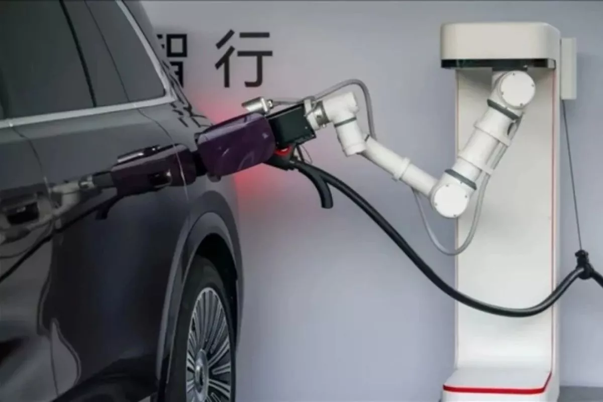Xiaomi Bakal Rilis Lengan Robot Pengisi Daya Mobil Listrik di 2026