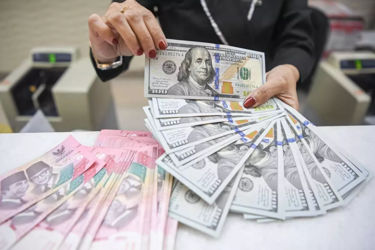 Rupiah Ditutup Melemah di Atas Rp18.000 per Dolar AS