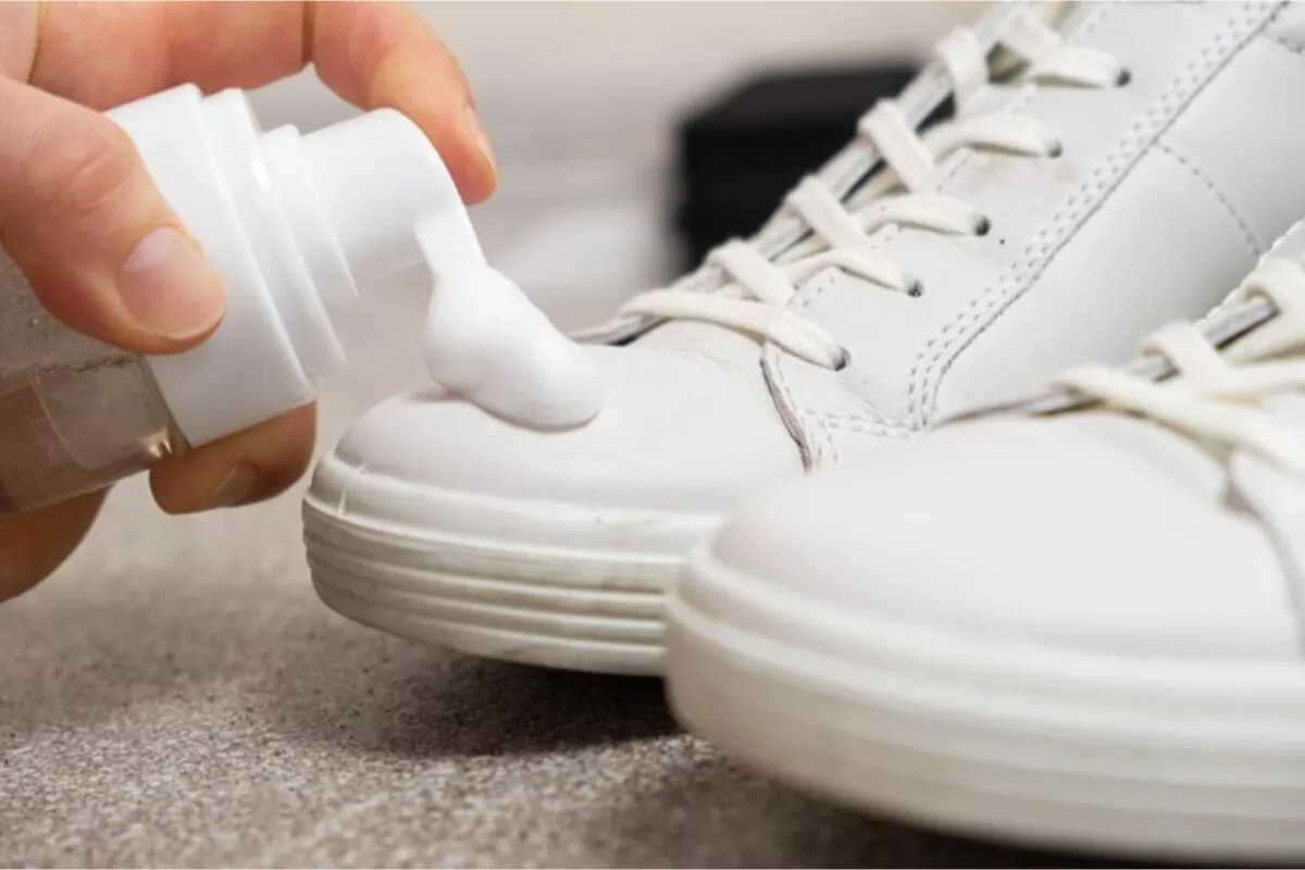 Cara Melakukan Perawatan Sepatu Putih Agar Tetap Awet dan Cemerlang