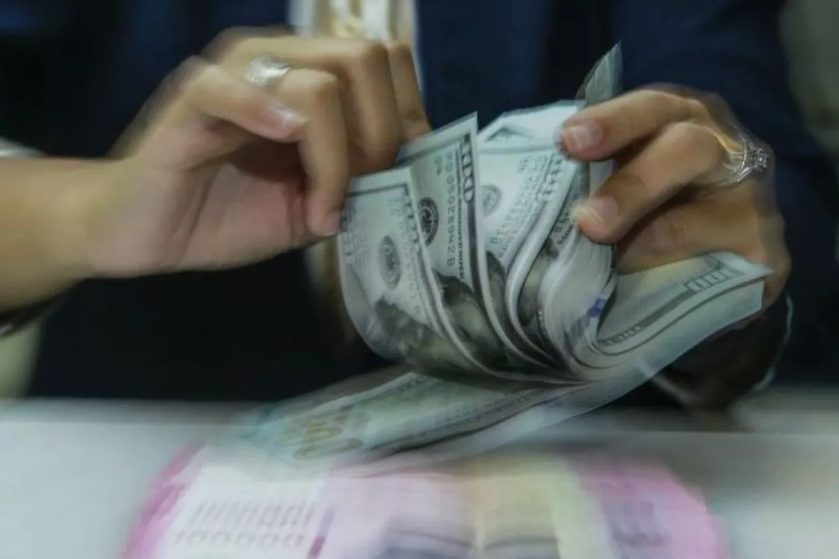 Rupiah Hari Ini Diprediksi Fluktuatif dan Cenderung Ditutup Melemah