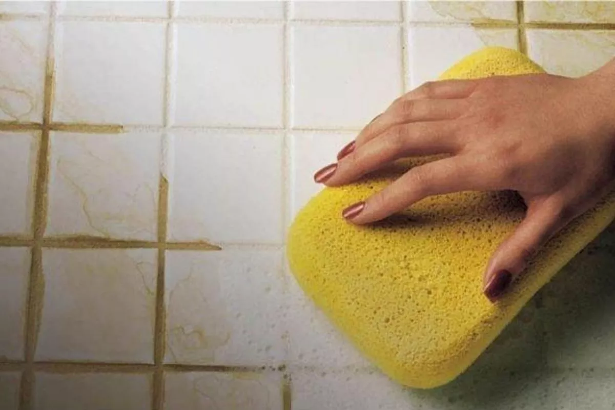 6 Cara Membersihkan Nat Lantai Kamar Mandi Menguning dengan Mudah