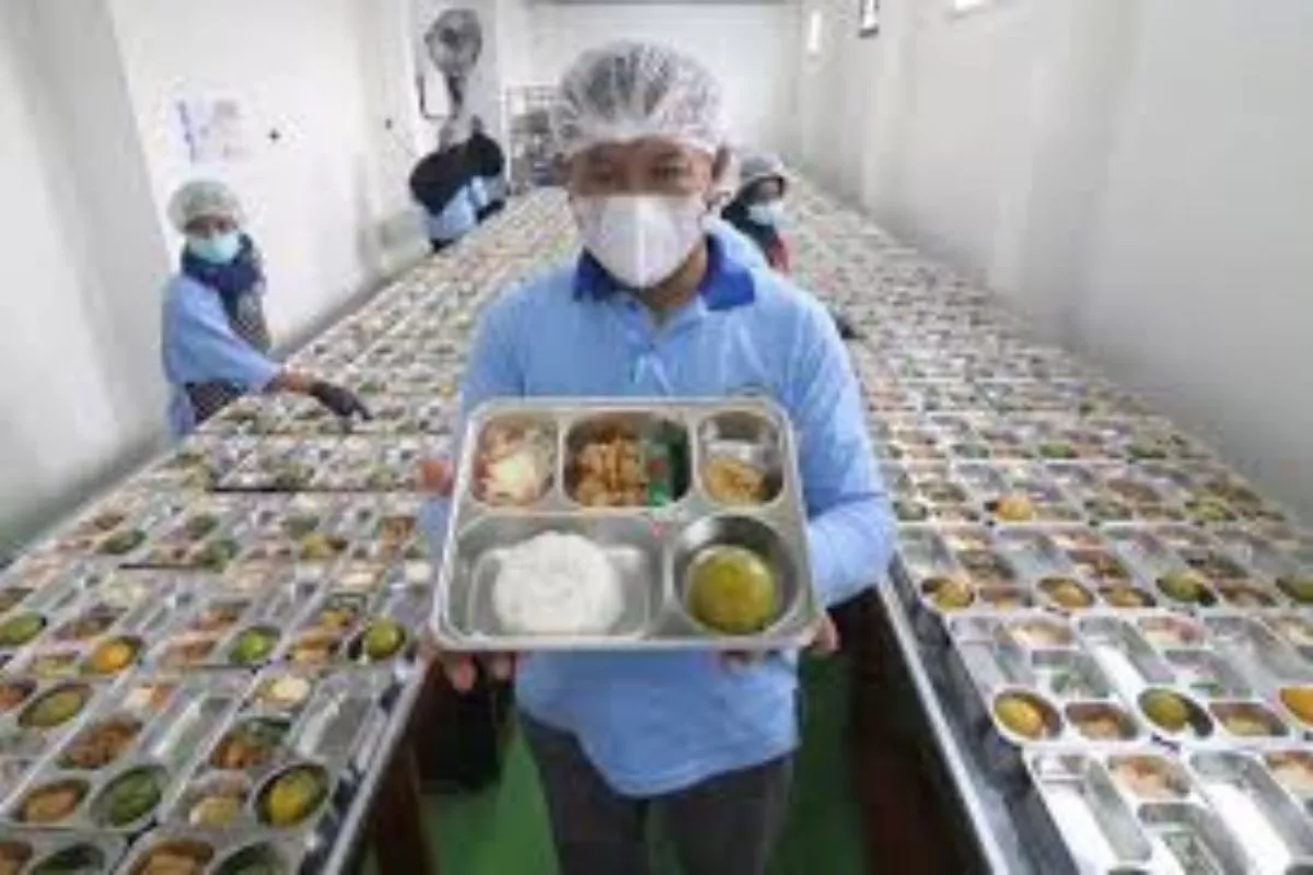 Bantah Kabar Penghentian, Program Makan Bergizi Gratis Berjalan Normal