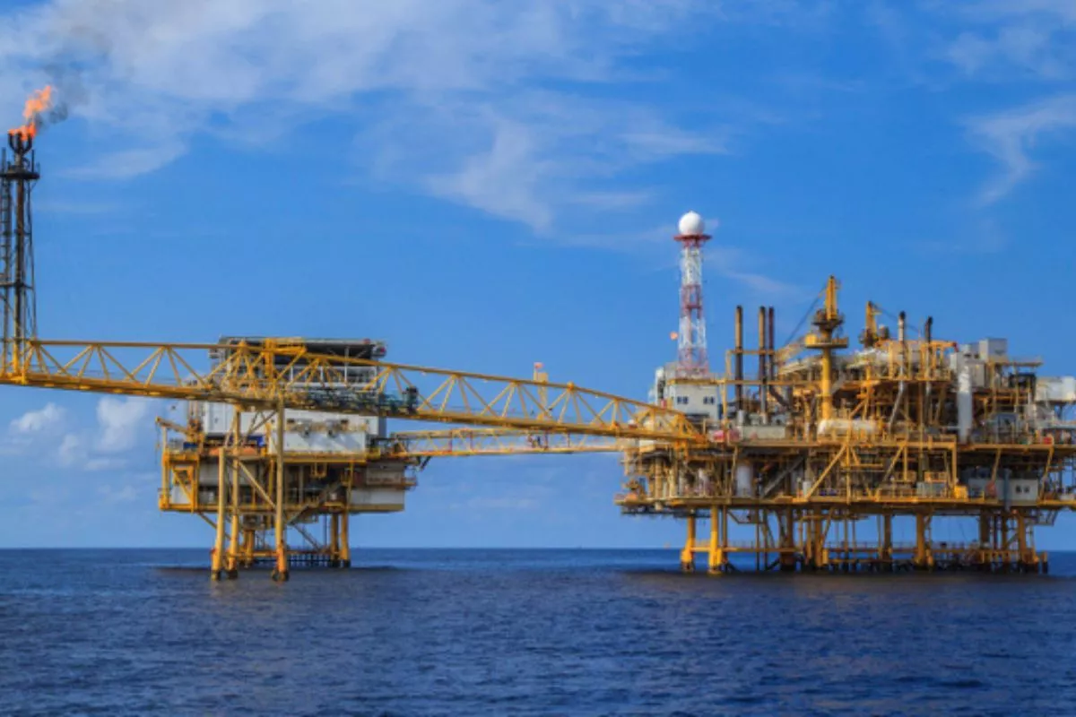Ketegangan di Selat Hormuz Dipicu Insiden Kapal Harga Minyak Naik 2 Persen