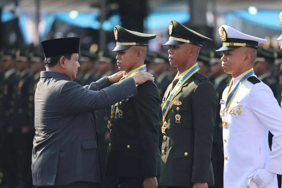 Presiden Prabowo Sematkan Pangkat Empat Lulusan Terbaik TNI dan Polri