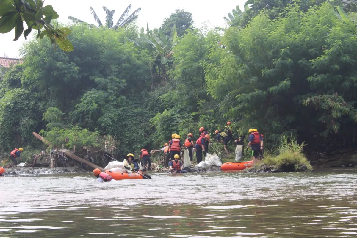 Hari Bumi 2026: PLN EPI Gelar Aksi Bersih Sungai Ciliwung