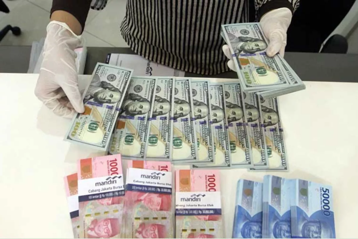Rupiah Hampir Sentuh Rp18.000 per Dolar AS akibat Beban Tunggal