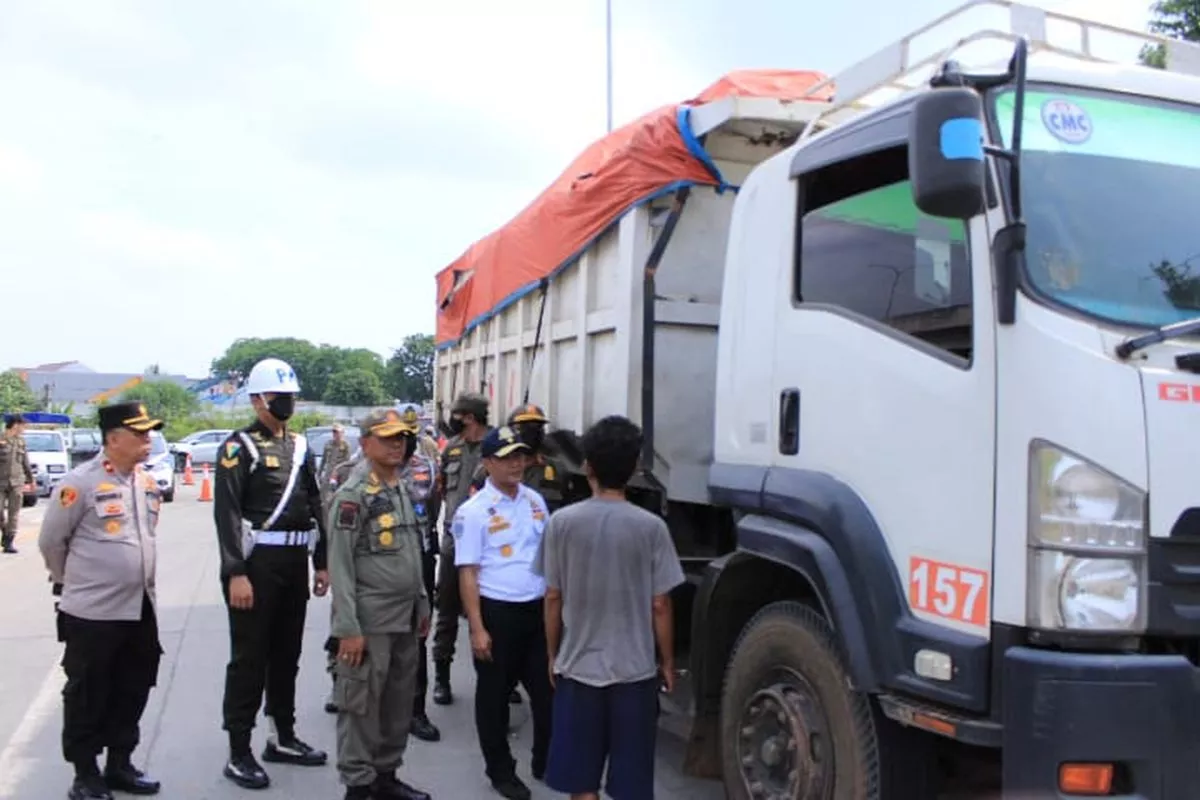Langgar Perbup, Truk Tambang di Tangerang Diadang dan Disuruh Putar Balik