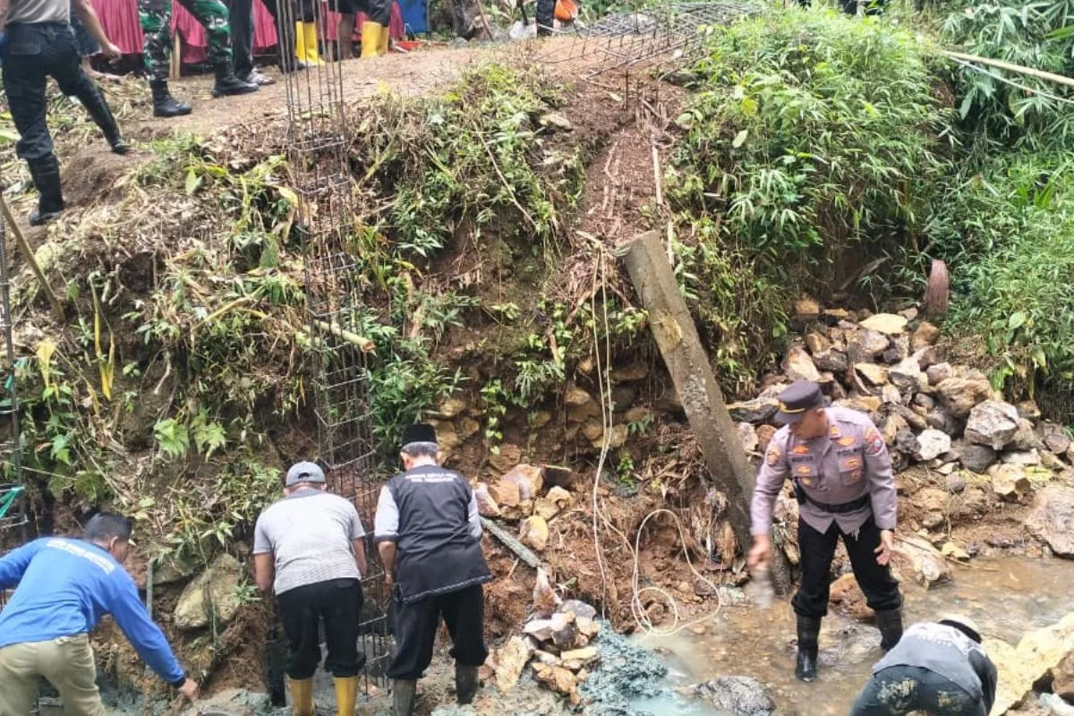 Sinergi Polres Trenggalek Bangun Jembatan Akses Pertanian di Pule