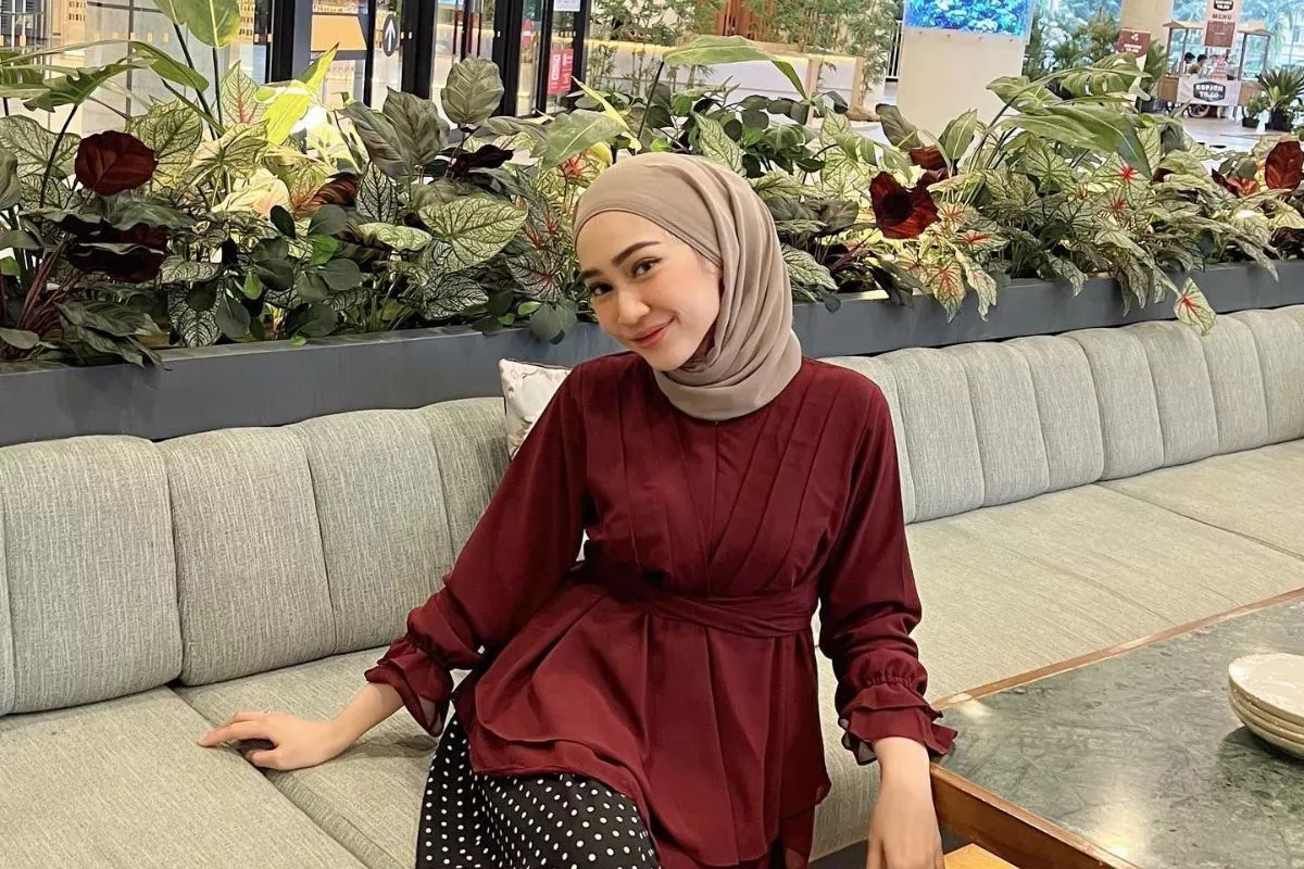 Baju Maroon Cocok Jilbab Warna Apa? Cek 25 Rekomendasi Warnanya