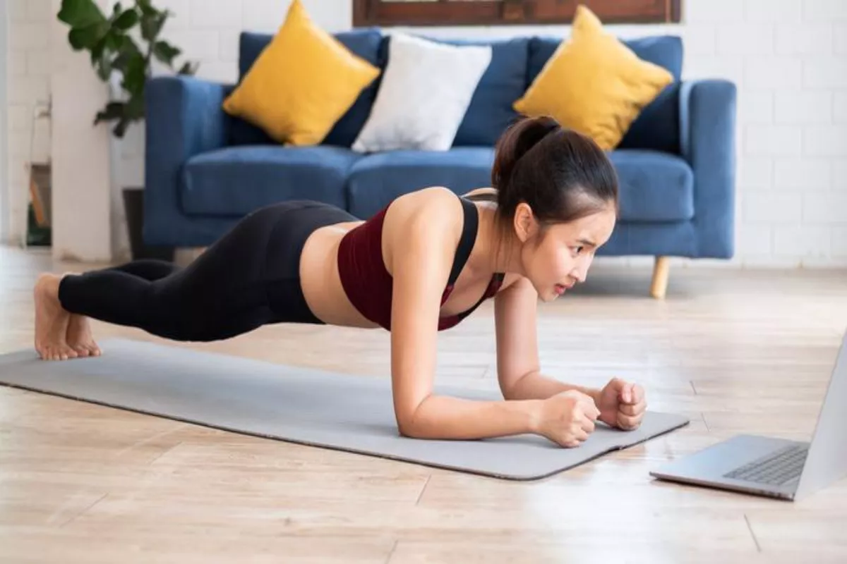 Gerakan Olahraga Ringan di Rumah untuk Mengecilkan Perut yang Efektif