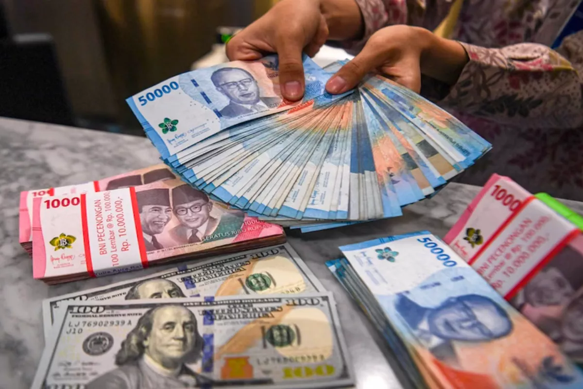 Rupiah Melemah 0,50 Persen ke Rp 18.054 per Dolar AS Jumat Pagi