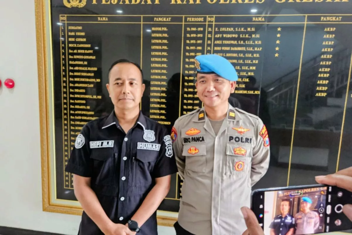 Diduga Melakukan Pemerasan, 2 Oknum Polisi Gresik Dihajar Oleh Massa