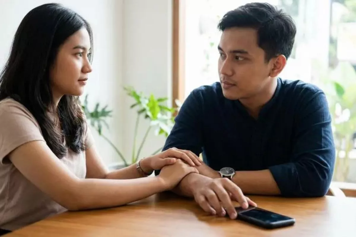 Simak 7 Ciri Orang yang Mencintai Pasangannya Tanpa Banyak Bicara
