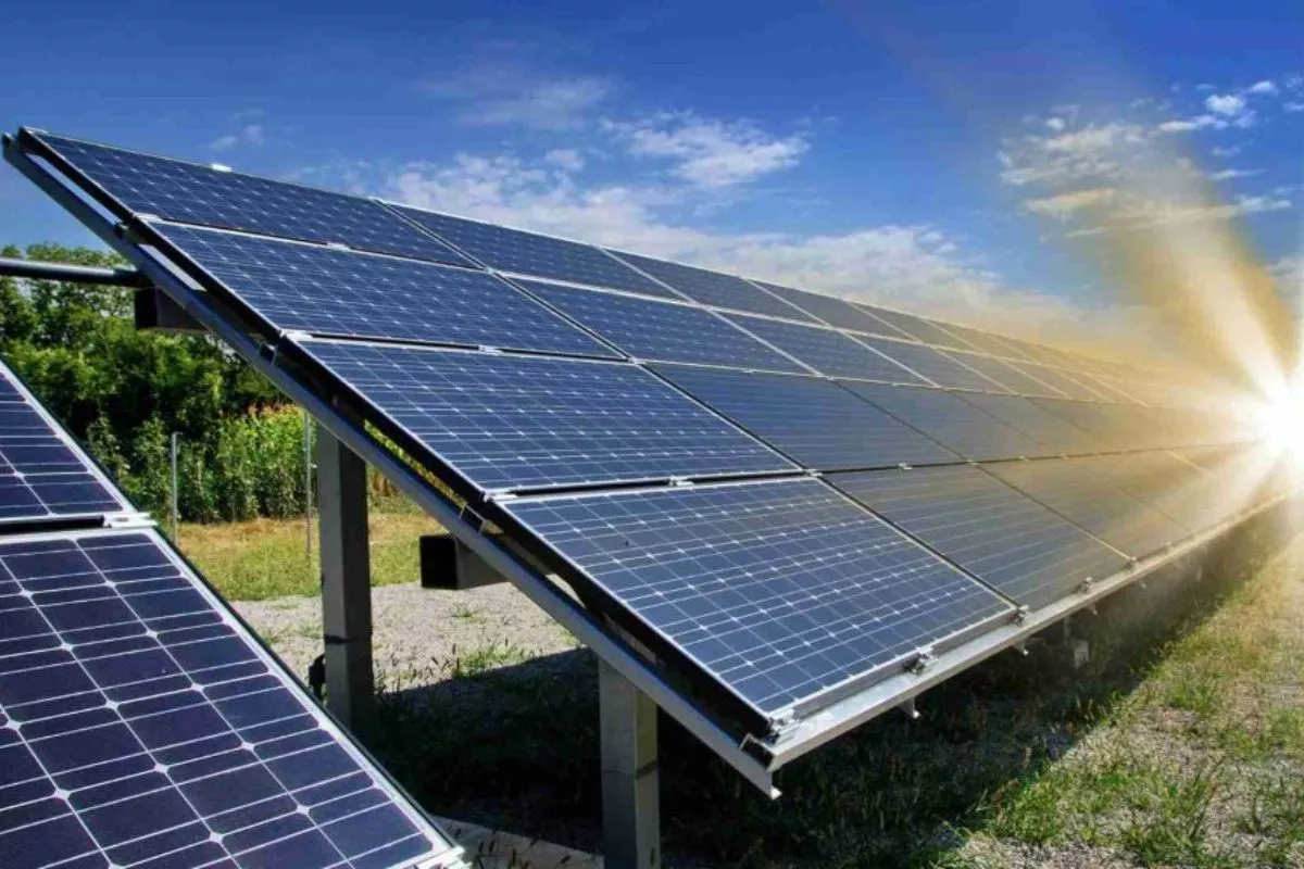 ESDM Prioritaskan 17 GW PLTS dalam Revisi RUPTL PLN 2025–2034