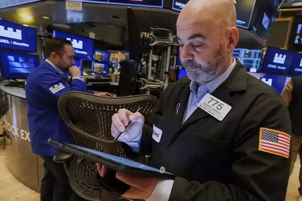 Aksi Jual Saham Teknologi dan Imbal Hasil Naik Bebani Wall Street