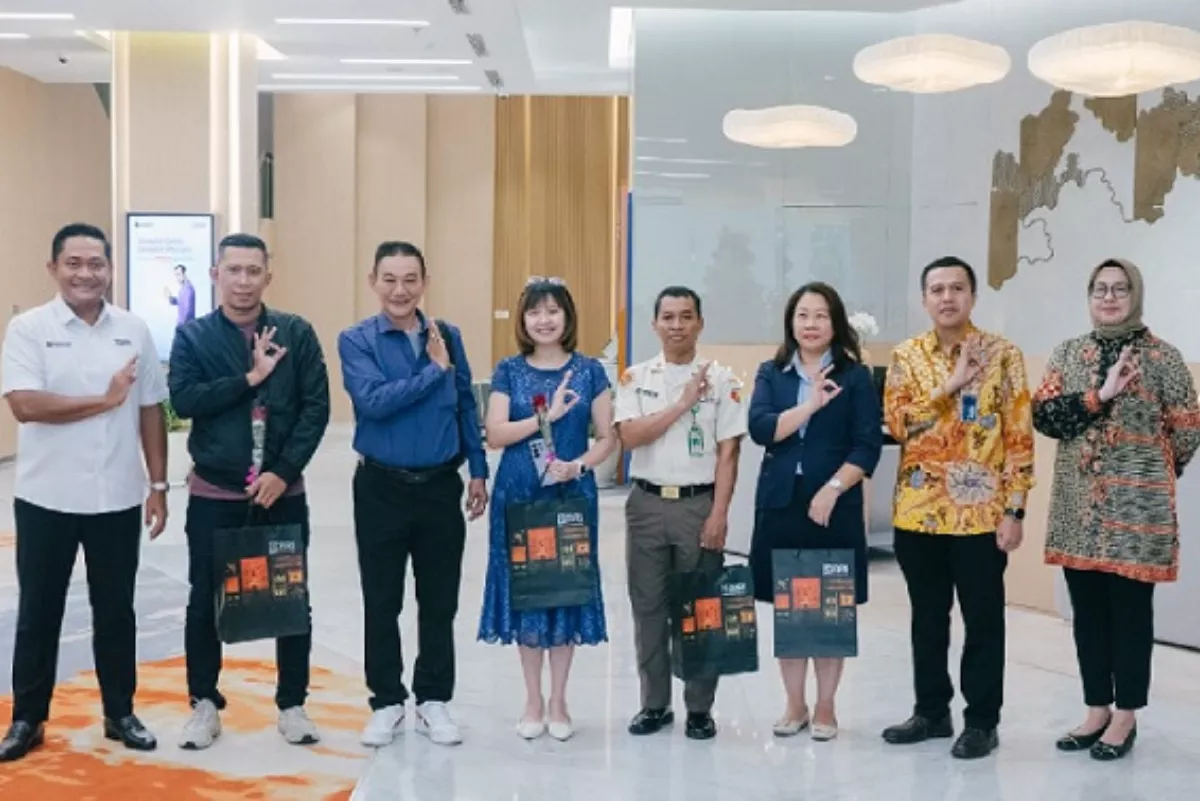 Dukung Dunia Pendidikan, BRI Kancab Kapas Krampung Beri Bus ke Ubaya