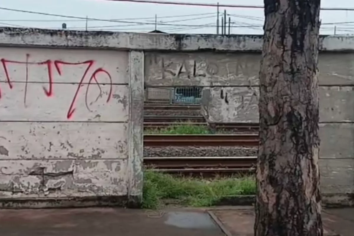 Satpol PP Tutup Akses Rel Jatinegara Buntut Viral Video Asusila