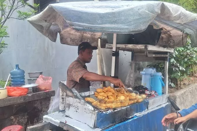 Imbas Harga BBM dan Bahan Pokok Melonjak Pedagang Gorengan Merugi