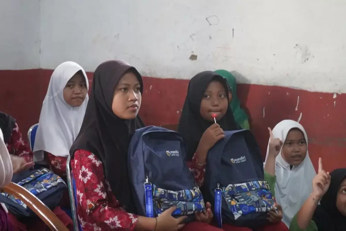 Bank Mandiri Salurkan 2.800 Paket Buku Lewat Mandiri Peduli Sekolah