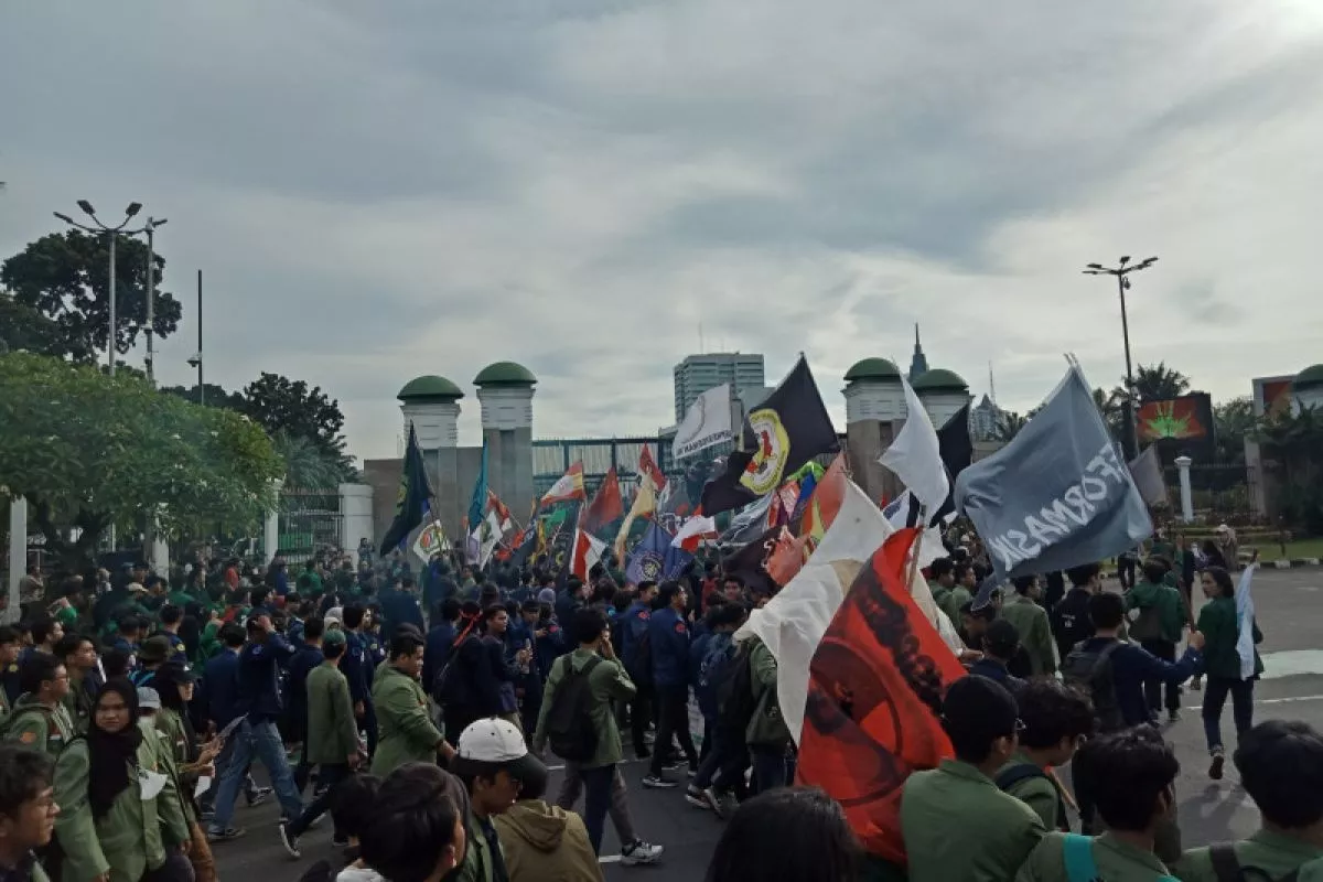 Wakil Ketua DPR Sufmi Dasco dan Saan Mustopa Temui Massa Pendemo